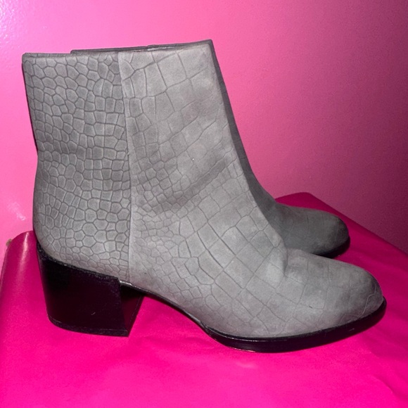 Sam Edelman
Joey Croc-Embossed Mid Heel Booties
SIZE 6 Ready to Ship✅ - Picture 4 of 11